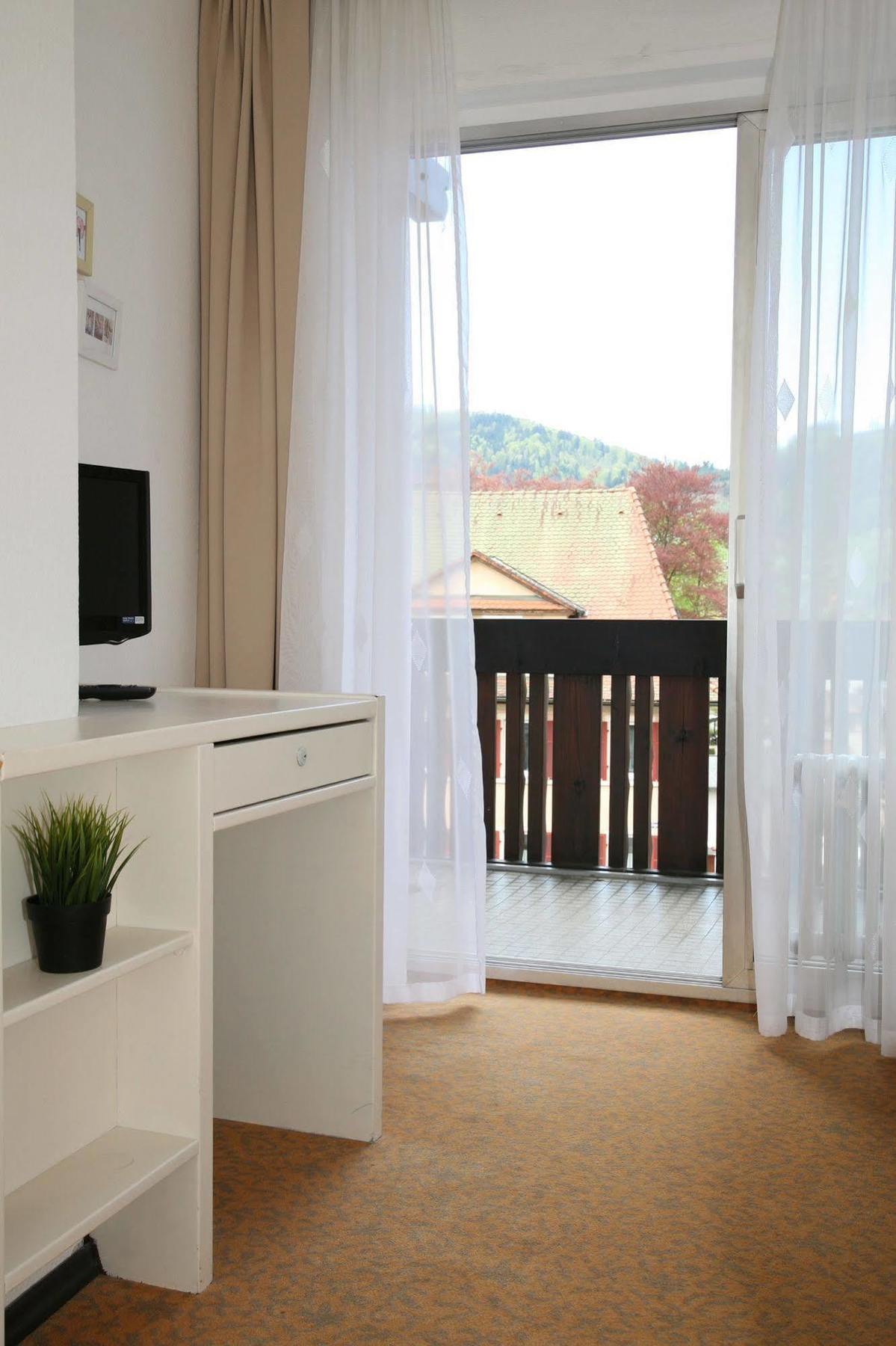 Ottenhofen im Schwarzwald Hotel Pflug מראה חיצוני תמונה